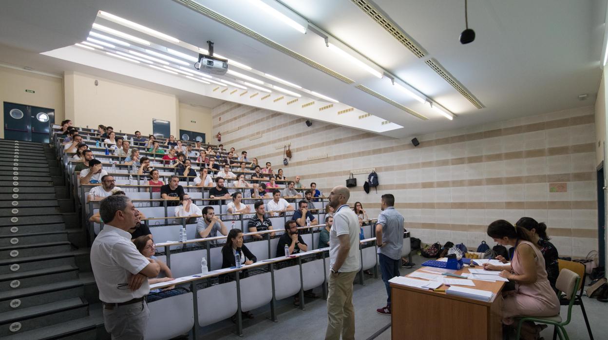 Opositores antes de comenzar su examen