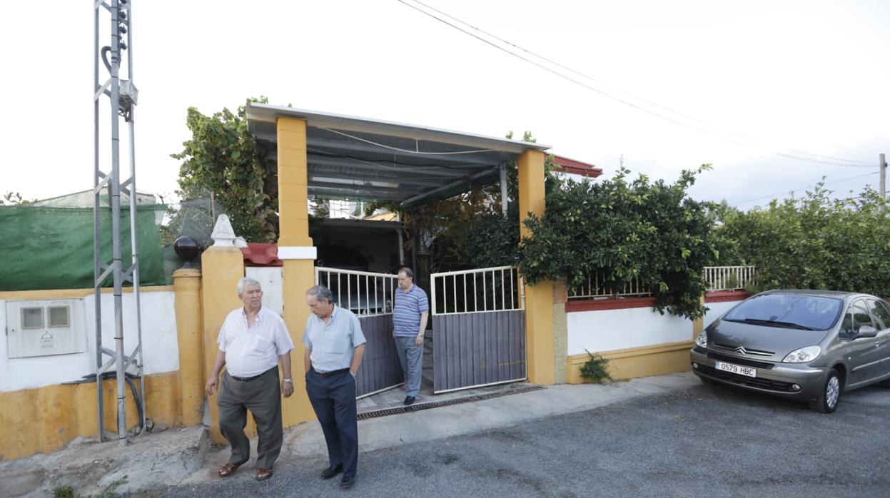 Familiares abandonando la vivienda donde se produjo el trágico suceso
