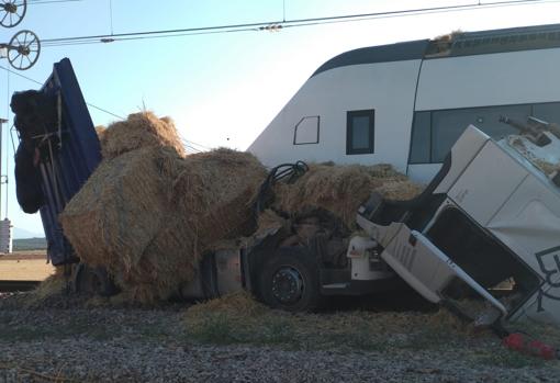 Restablecida la circulación entre Bobadilla y Fuente de Piedra tras arrollar el tren Sevilla-Málaga a un camión