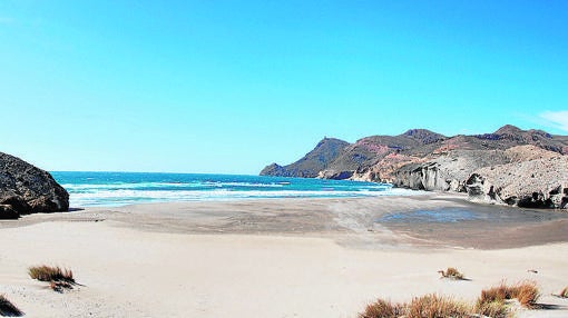 Playa a medio camimo entre Genoveses y Mónsul