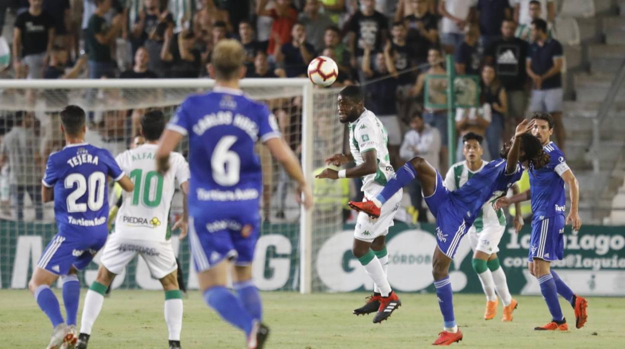 Franck Bambock pelea la posesión ante Richard Boateng, jugador del Real Oviedo