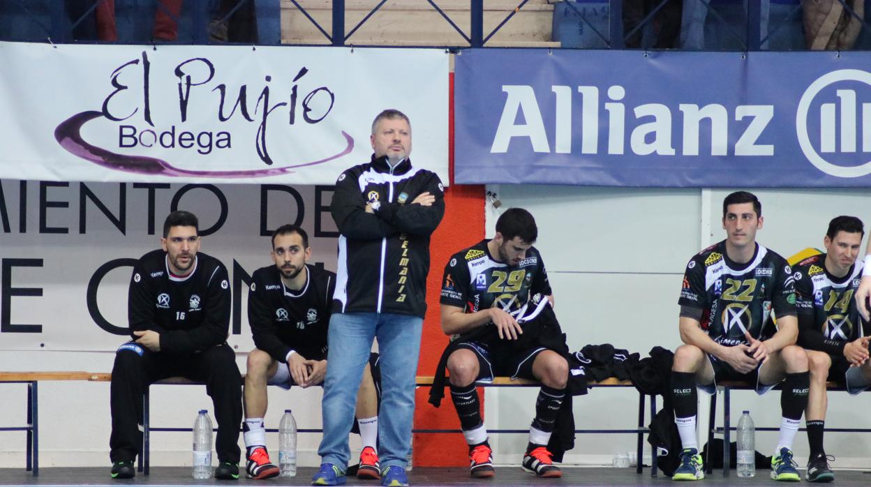 Julián Ruiz desde la banda en uno de los encuentros del Ángel Ximénez