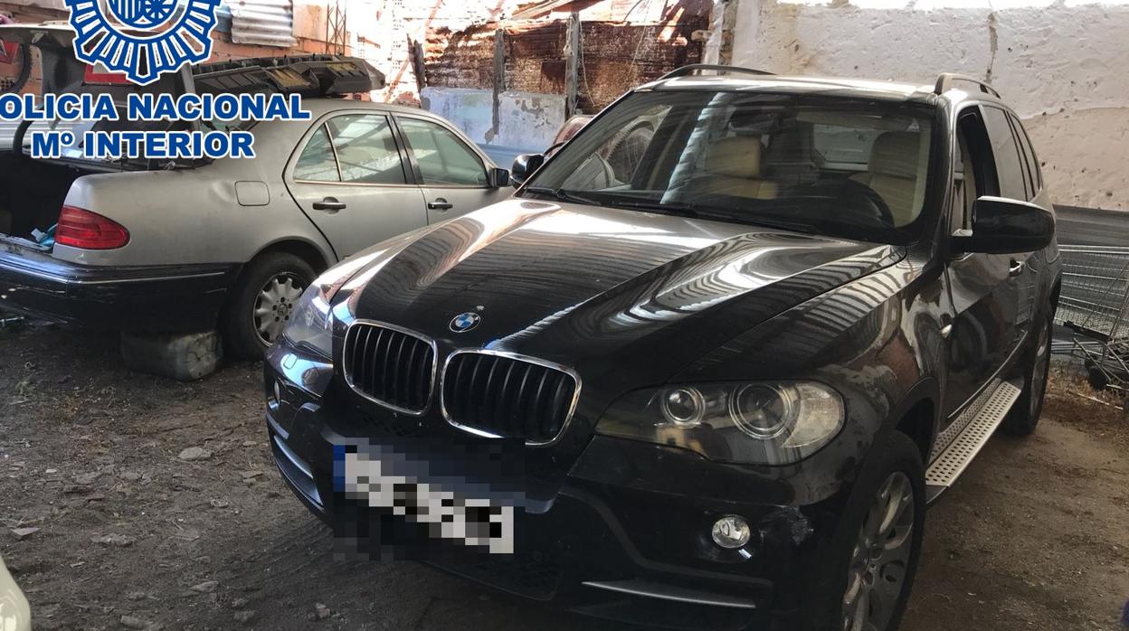 Dos de los vehículos robados por los narcos y recuperados por la Policía Nacional en La Línea