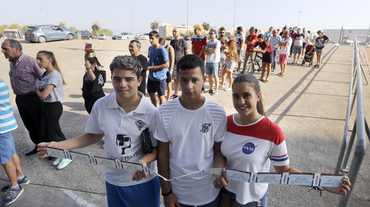 Varios seguidores compran entradas para el España-Albania en El Arcángel