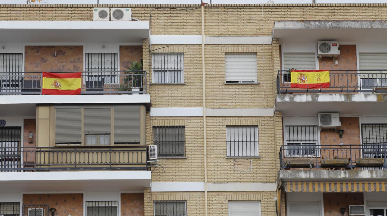 Banderas españolas colgadas en balcones