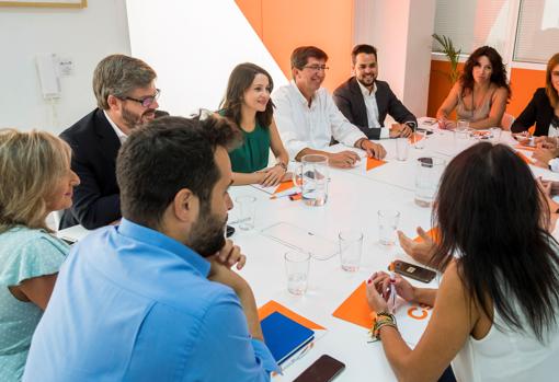 La dirigente de Ciudadanos se ha reunido en Sevilla con los candidatos andaluces