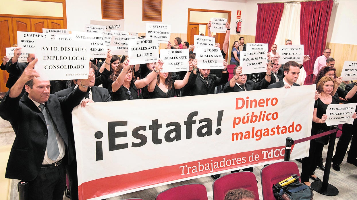 Trabajadores de Tanatorio Córdoba durante una protesta en el Ayuntamiento