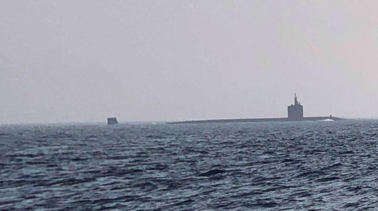 Imagen del submarino Newport News en aguas del Estrecho de Gibraltar.