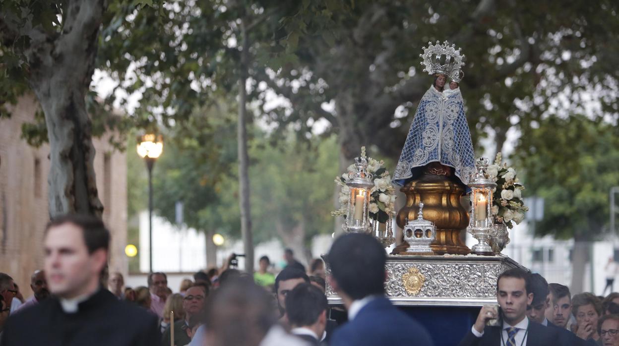 La Virgen de la Fuensanta, poco después de salir de su santuario
