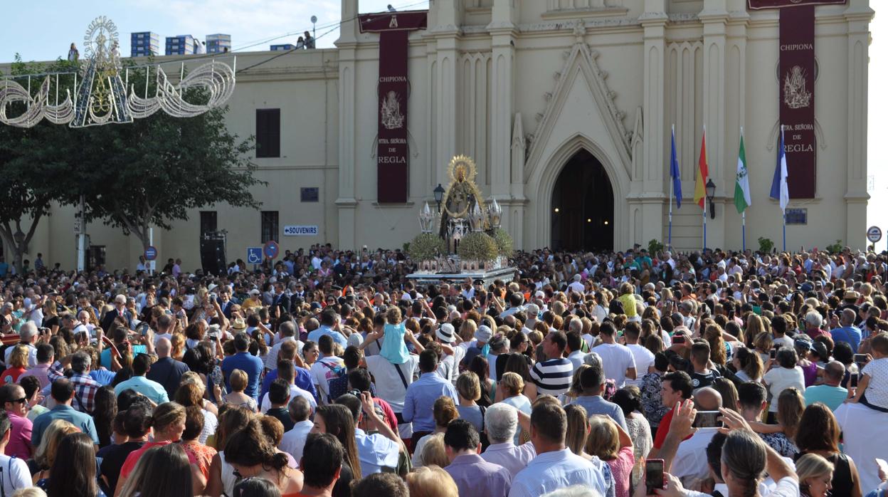 Salida de la Virgen de Regla del Santuario de Chipiona