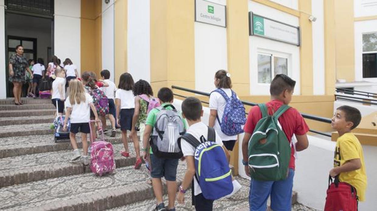 Comienzo del curso escolar para alumnos de la etapa de primaria en el colegio Colón de Córdoba