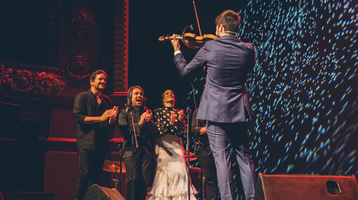 Paco Montalvo con su cuadro flamenco en el Liceu de Barcelona