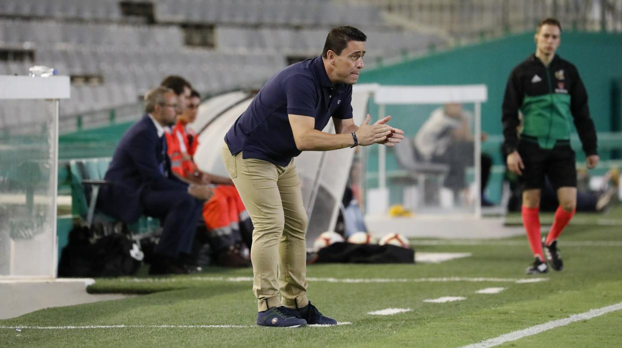 Ismael Martínez, segundo de Sandoval, en la banda del estadio