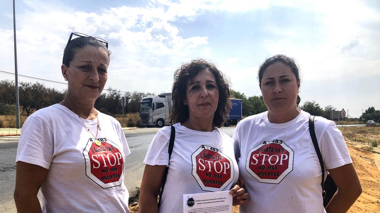 Miembros de la Plataforma por el Desdoble de la A-483 muestran una hoja de firmas