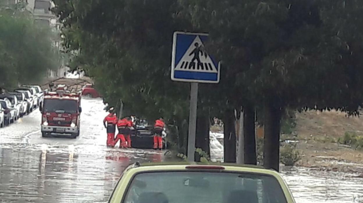 Bomberos de Jaén auxilian a un conductor cuyo vehículo quedó atrapado en la zona norte de Jaén