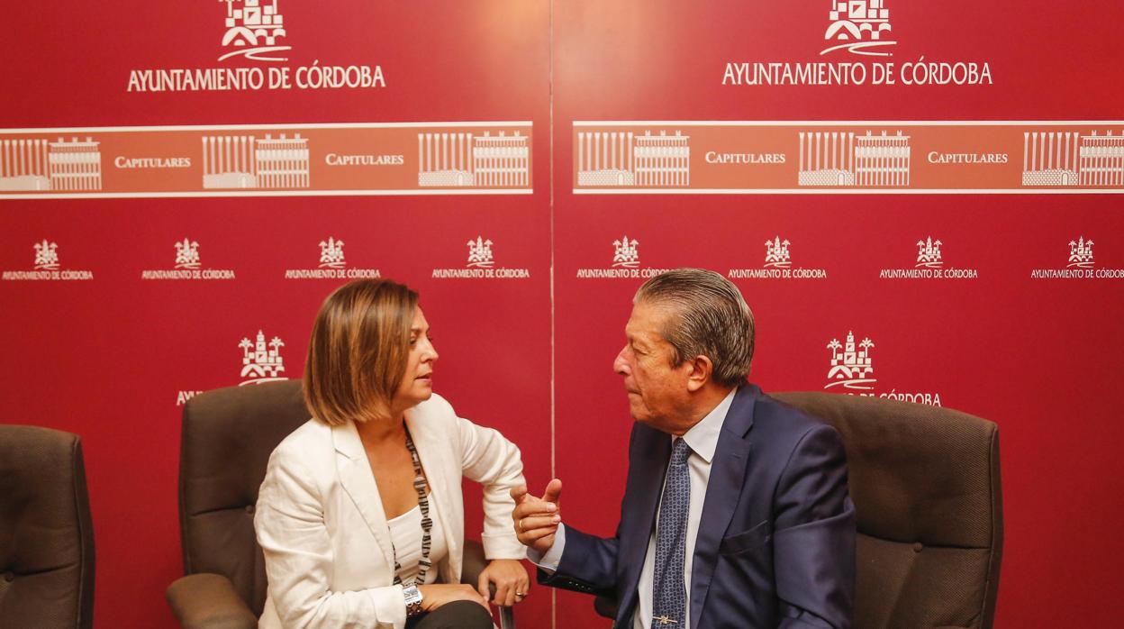 La alcaldesa de Córdoba, Isabel Ambrosio, y Federico Mayor Zaragoza, en la presentación del informe sobre la Mezquita-Catedral
