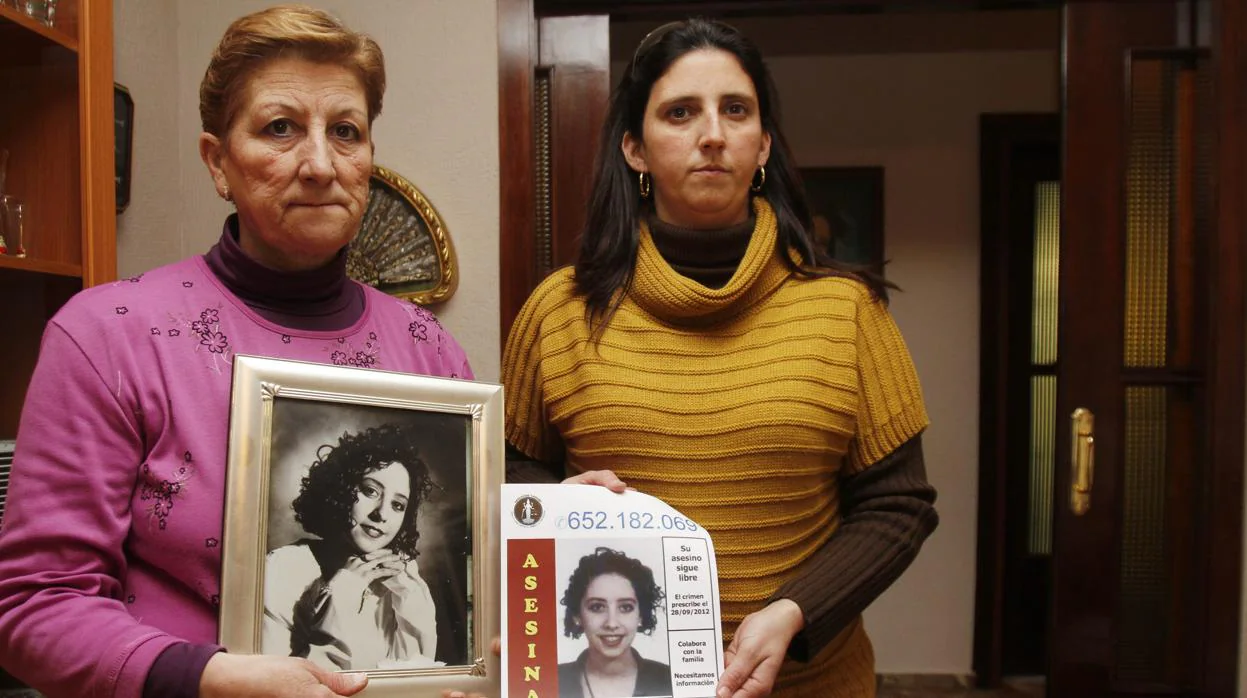 La madre y la hermana de Soledad Donoso muestran un retrato de la joven asesinada en Córdoba
