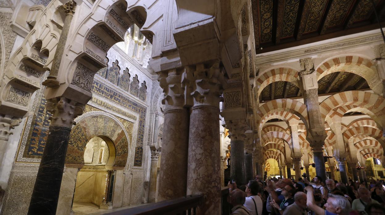 Turistas ante el mihrab de la Mezquita-Catedral de Córdoba