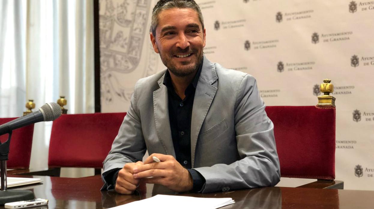 El portavoz de Ciudadanos en el Ayuntamiento de Granada, Manuel Olivares, en rueda de prensa