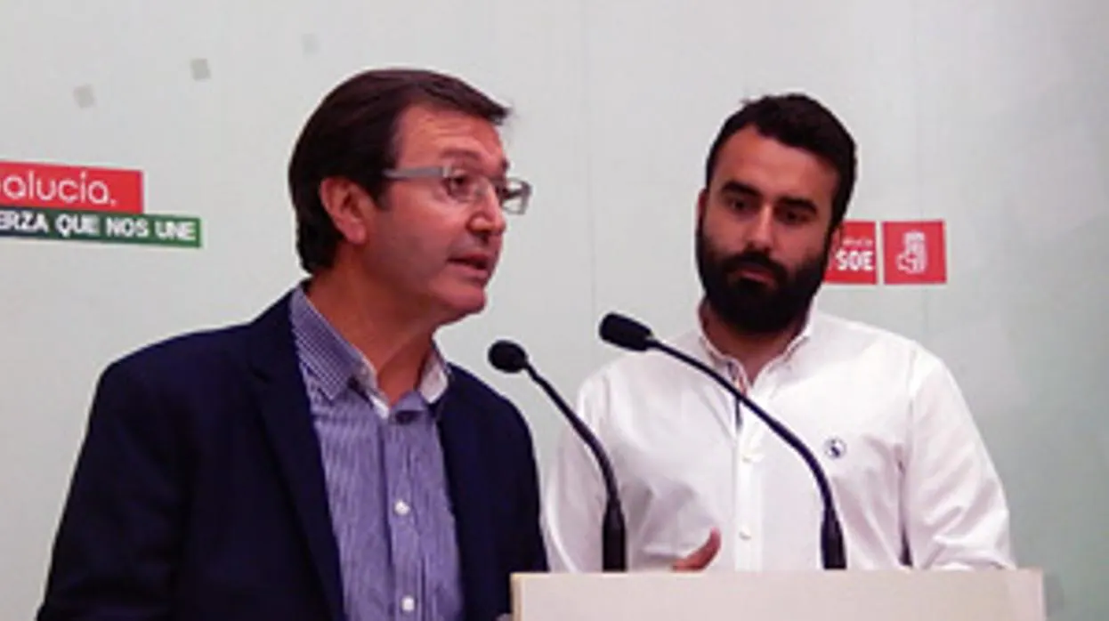 Manuel Aguilar interviene en una rueda de prensa en la sede del PSOE