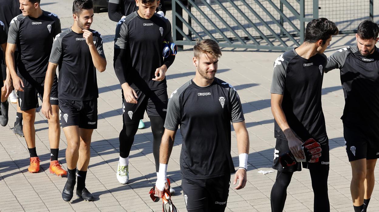 El portero del Córdoba CF Marcos Lavín llega este martes al entrenamiento en el Fontanar
