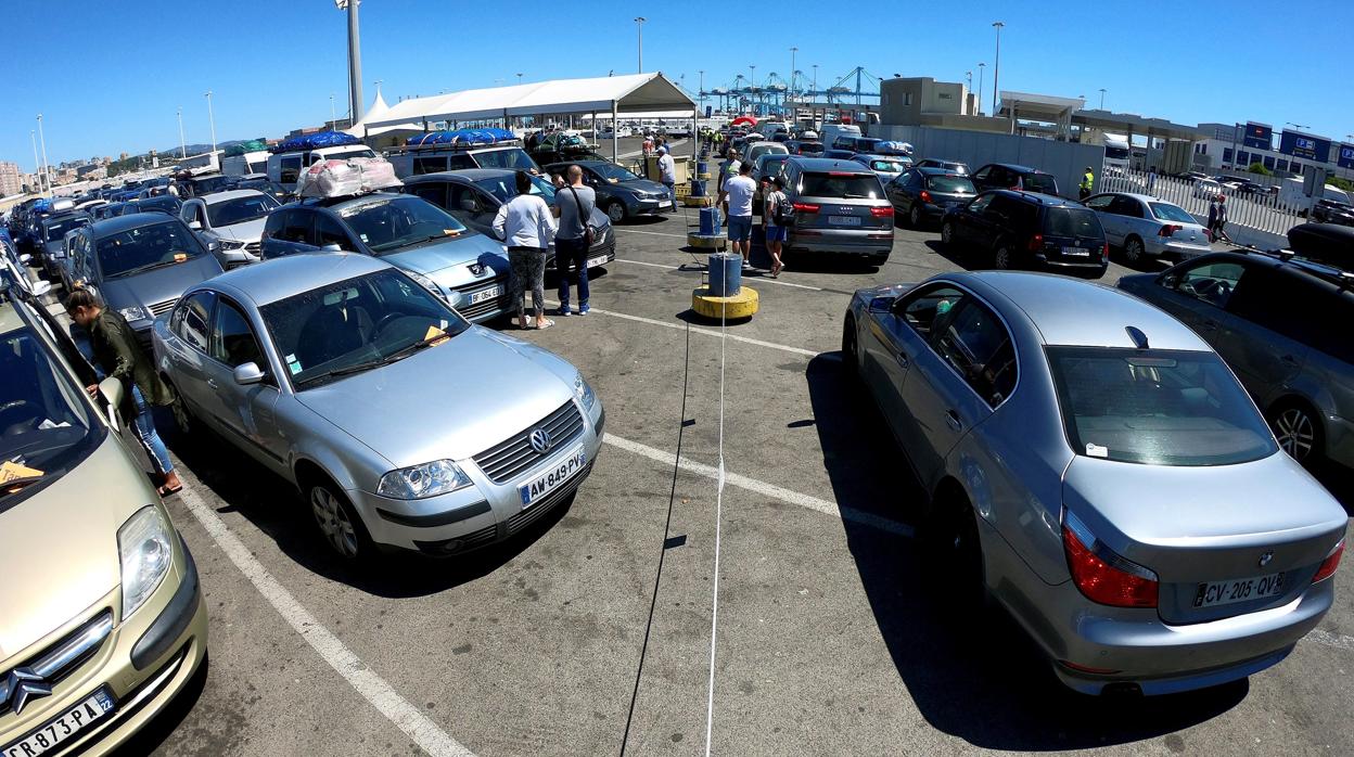 Varios coches esperan para poder embarcar en el puerto de Algeciras durante la operación Paso del Estrecho