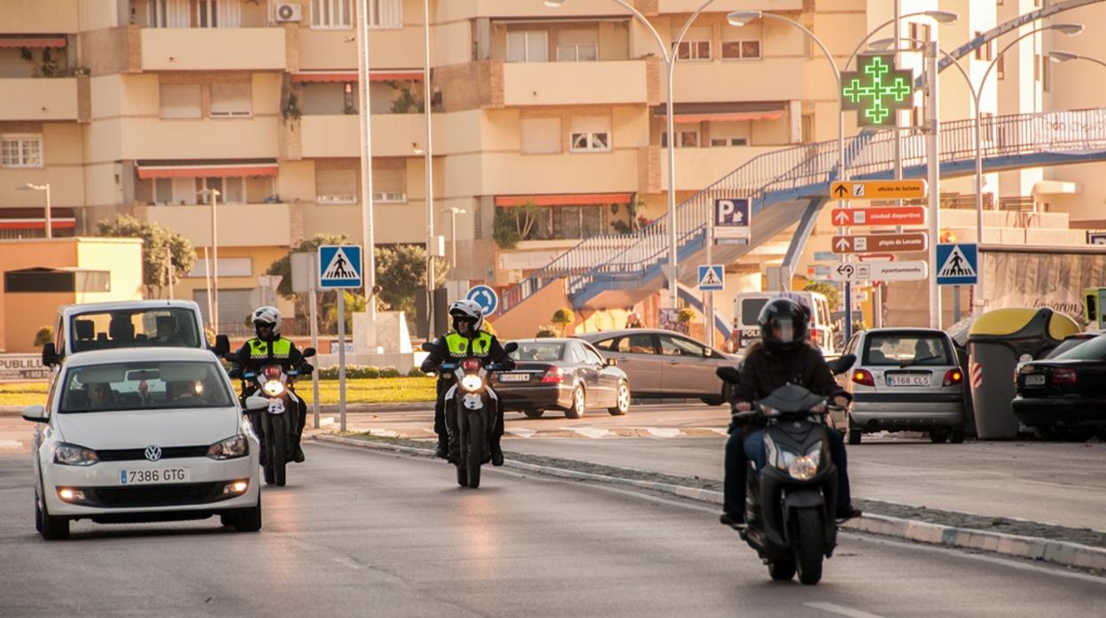 Imagen de arhivo de dos policías locales en La Línea de la Concepción.