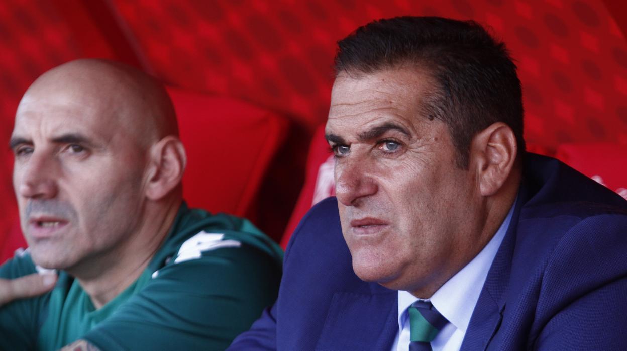 José Ramón Sandoval en el banquillo del estadio Los Cármenes de Granada