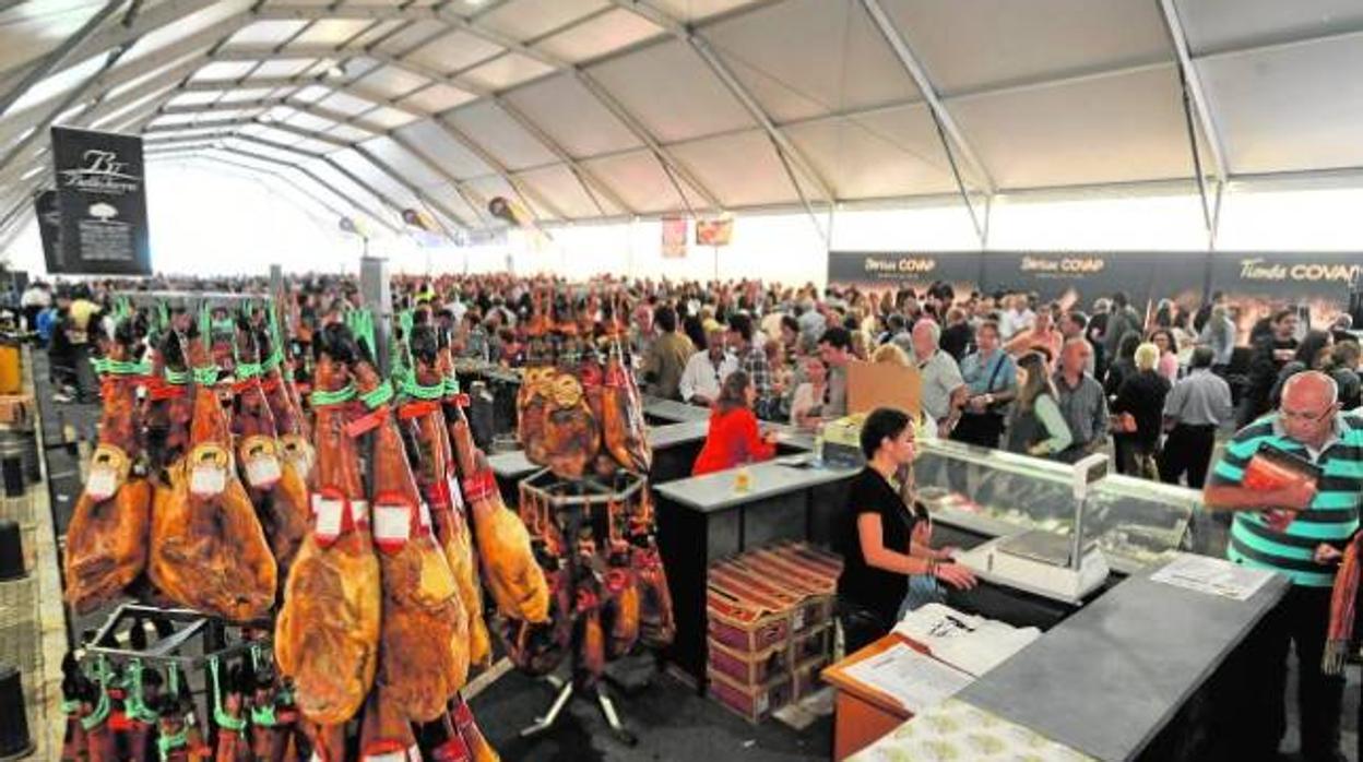 Asistentes a una de las ediciones de la Feria del Jamón de Villanueva de Córdoba
