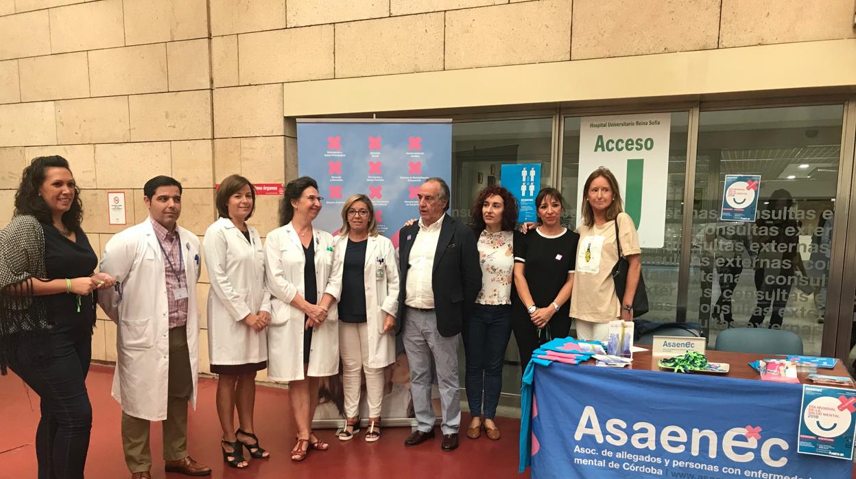 Responsables de las asociaciones, con la directora del hospital Reina Sofía de Córdoba