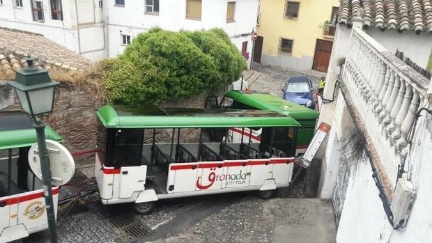 El tren turístico de Granada vuelve a rodar tras el accidente sufrido en el Albaicín hace un mes