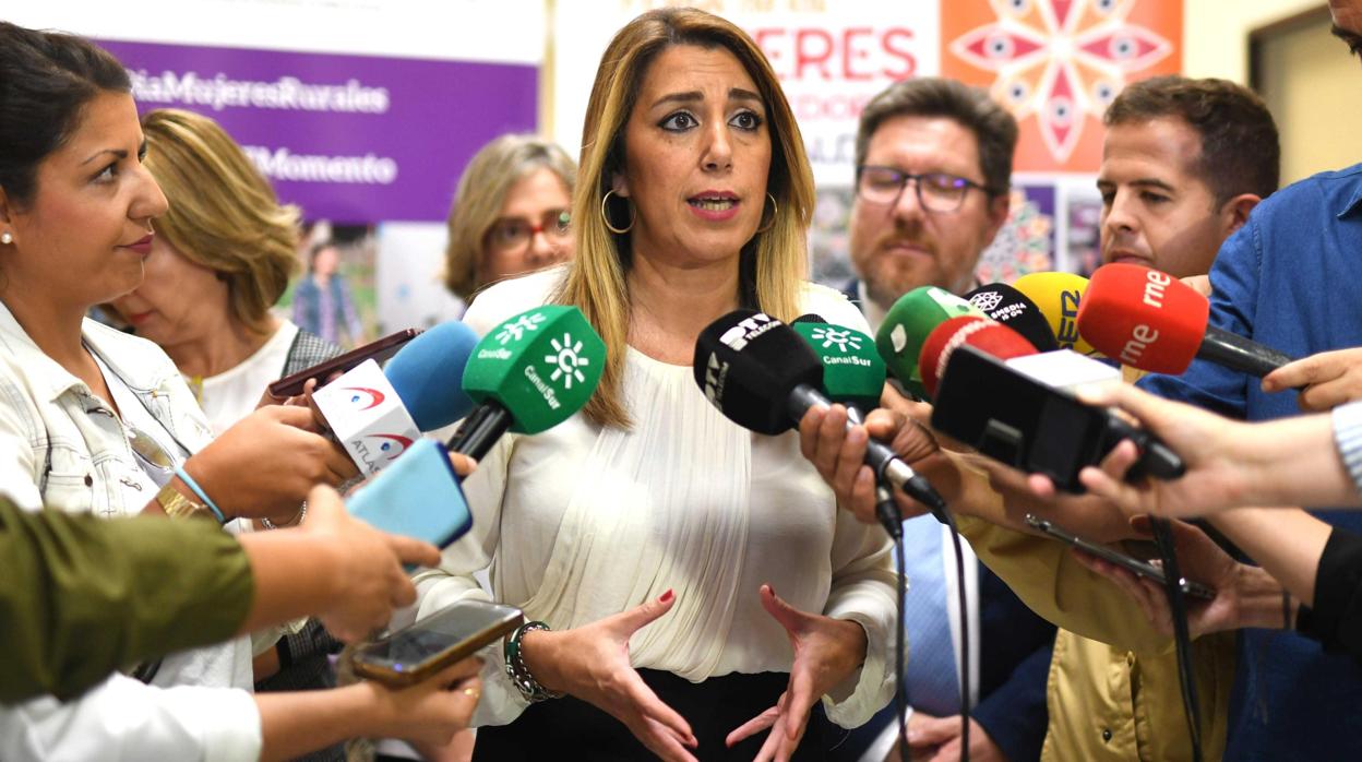 Susana Díaz, atendiendo a los medios este jueves en Córdoba