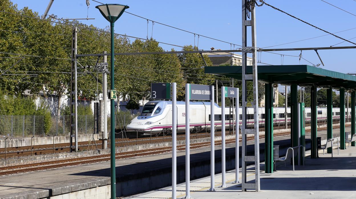 Un tren pasa por la estación de Villarrubia en Córdoba