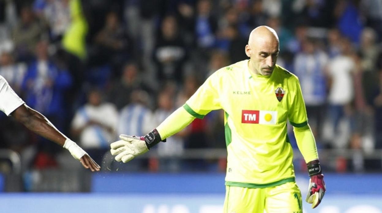 José Juan recibe el apoyo de un compañero tras recibir un gol del Deportivo de la Coruña
