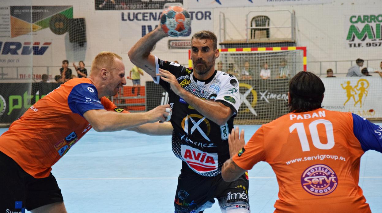 Chispi prepara un lanzamiento a portería ante el Benidorm en el estreno de esta temporada