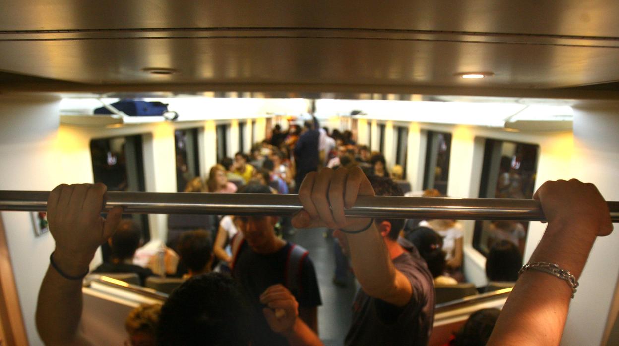 Estudiantes en el tren de Rabanales