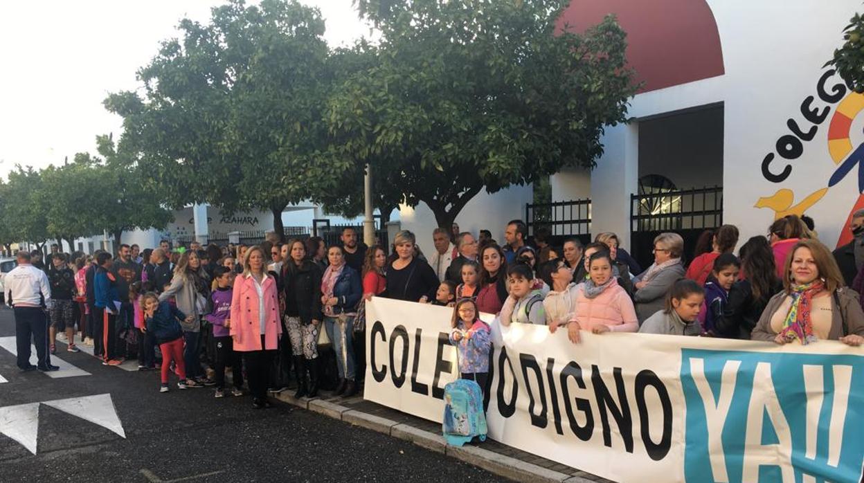 Padres y alumnos concentrados, este viernes en las puertas del Colegio Público Azahara, en Villarrubia