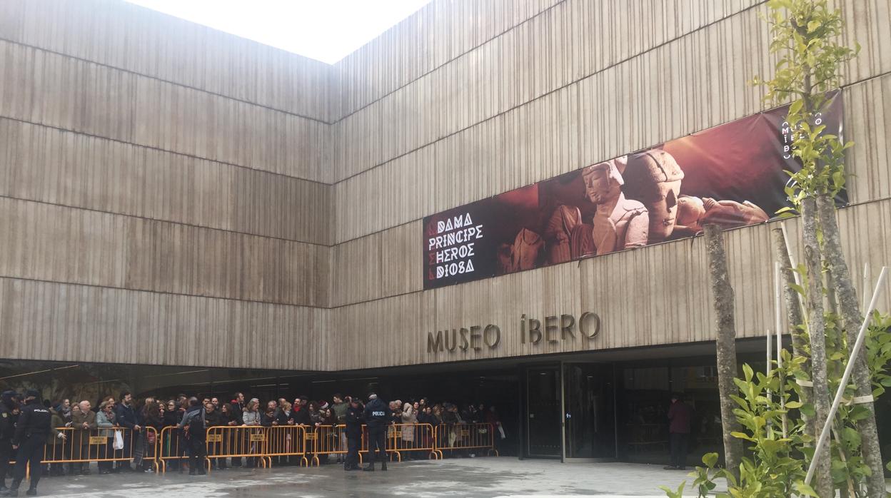 Colas de visitantes el 11 de diciembre de 2017, día de la inauguración del museo Ibero de Jaén