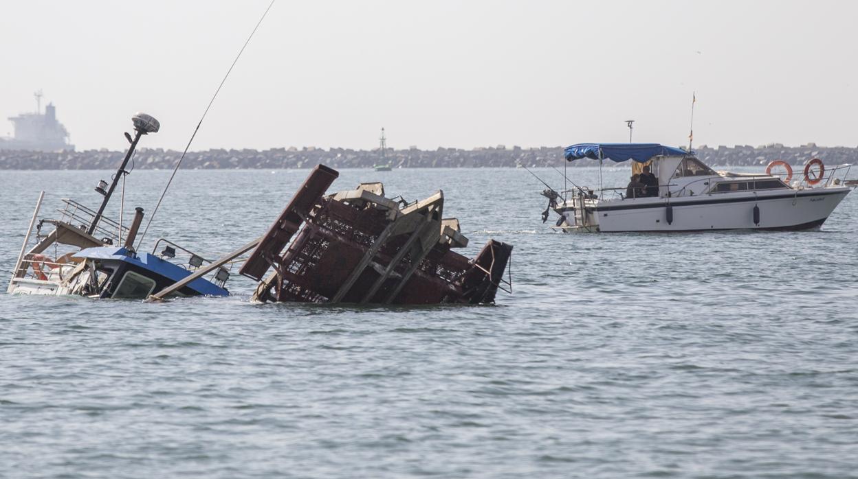 El barco parcialmente hundido tras chocar con otra embarcación