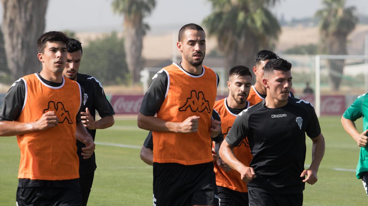 El pivote cordobesista Álex Vallejo, en el centro de la imagen, trota con sus compañeros