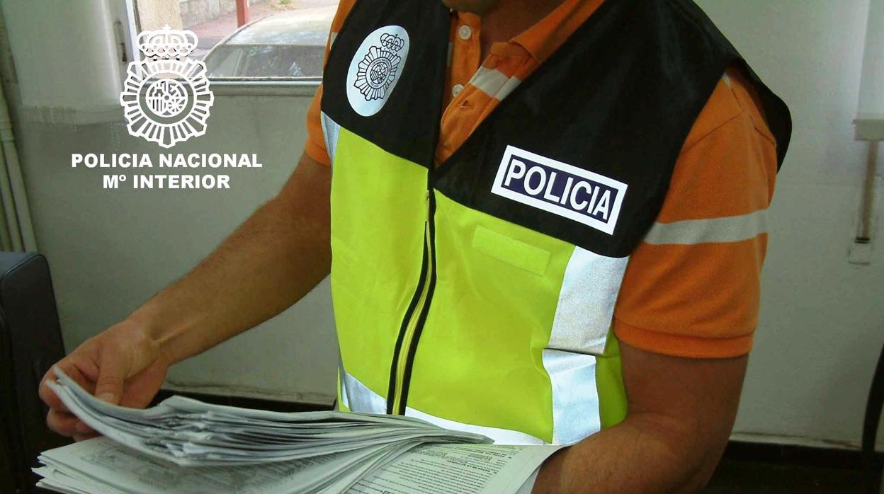 Un agente de la Policía Nacional revisando documentación