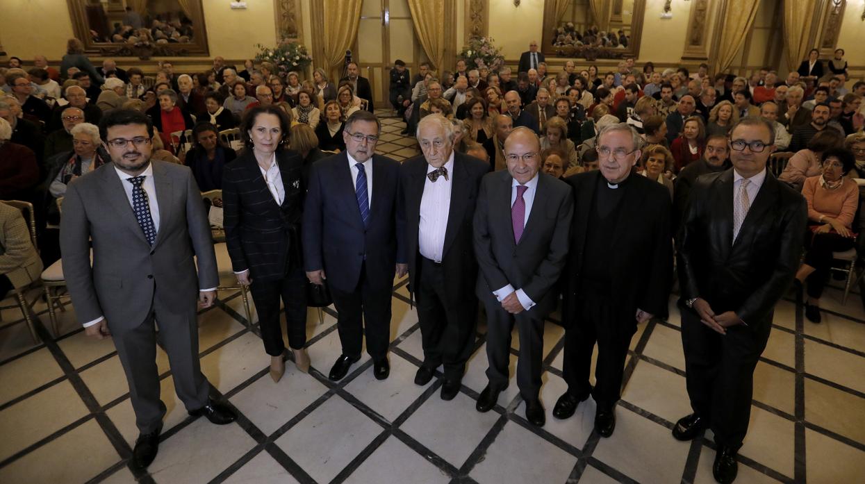 El diplomático, en el centro de la imagen antes de que empezara el acto