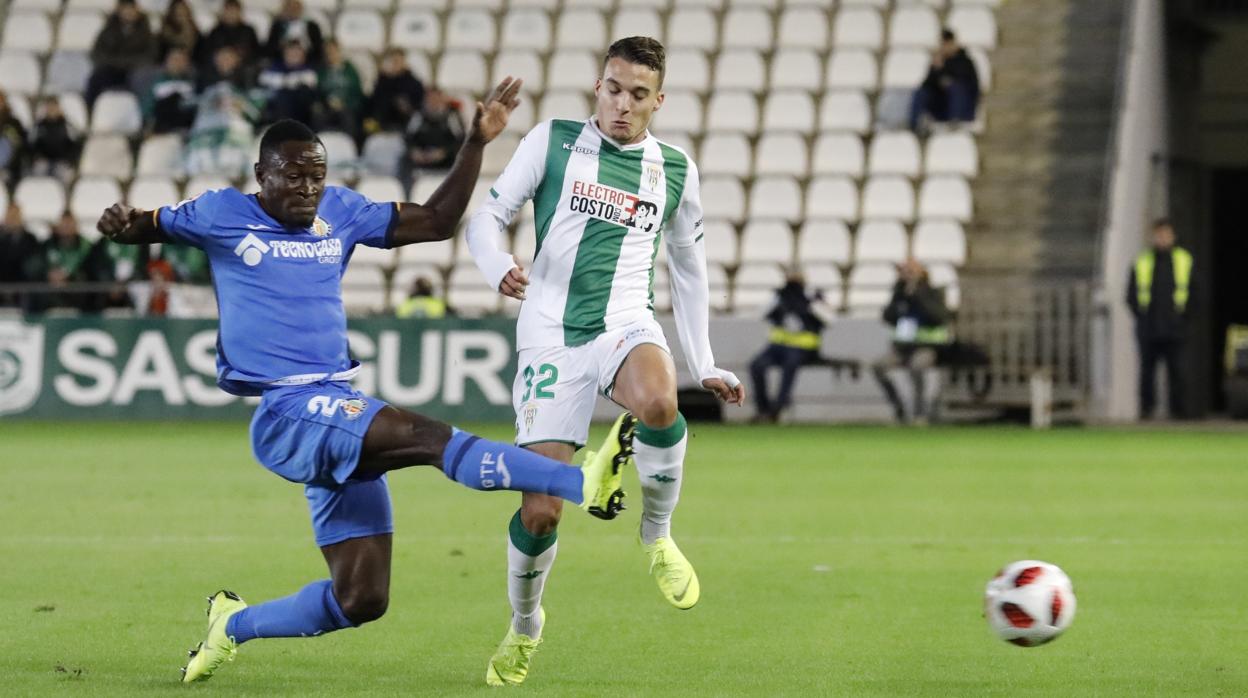 Quezada ante Djene, en una jugada del Córdoba CF-Getafe CF de este miércoles en El Arcángel