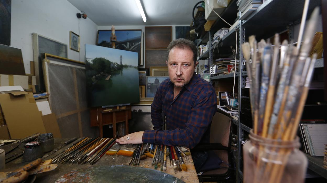 El pintor Francisco Escalera en su estudio de Córdoba