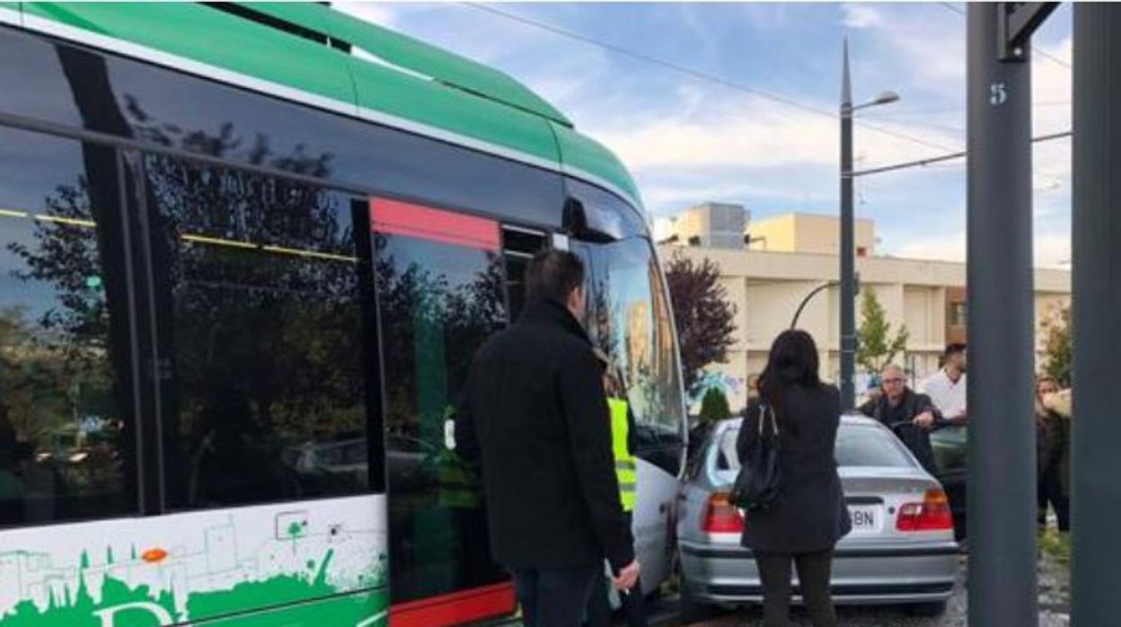 El coche chcó con la parte delantera del tren