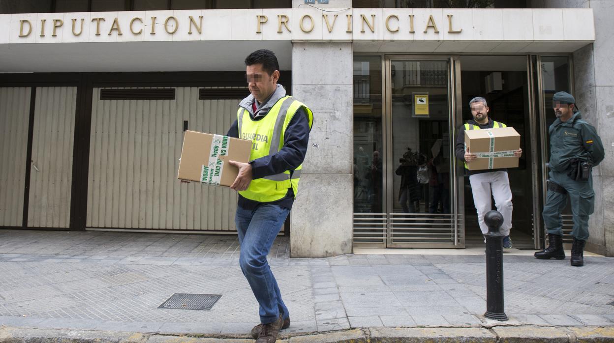 Investigadores de la Guardia Civil en el registro en la Diputación por orden judicial