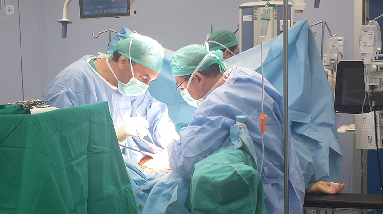El doctor Francisco Cristóbal Muñoz durante una intervención