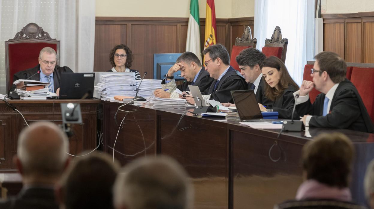 Los letrados de la acusación. Rafael Prieto, abogado de Manos Limpias, es el primero por la derecha