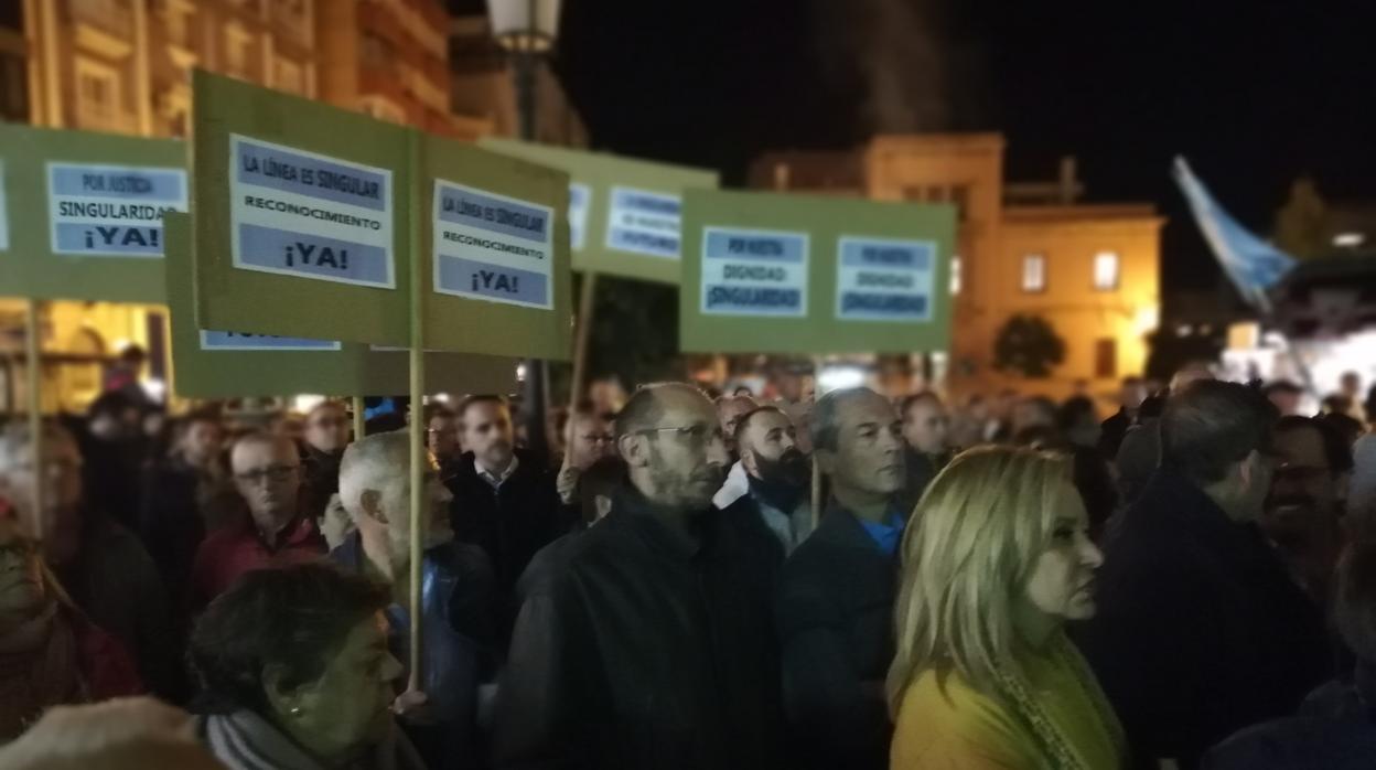 Algunos de los asistentes a la concentración por la singularidad de La Línea celebrada este viernes