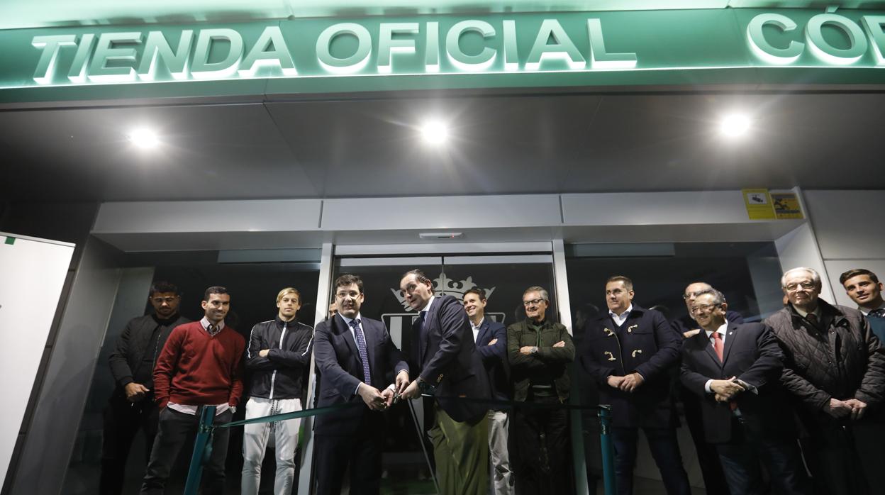 León y Amado cortan la cinta de la nueva tienda del Córdoba CF, que se ha inaugurado este miércoles